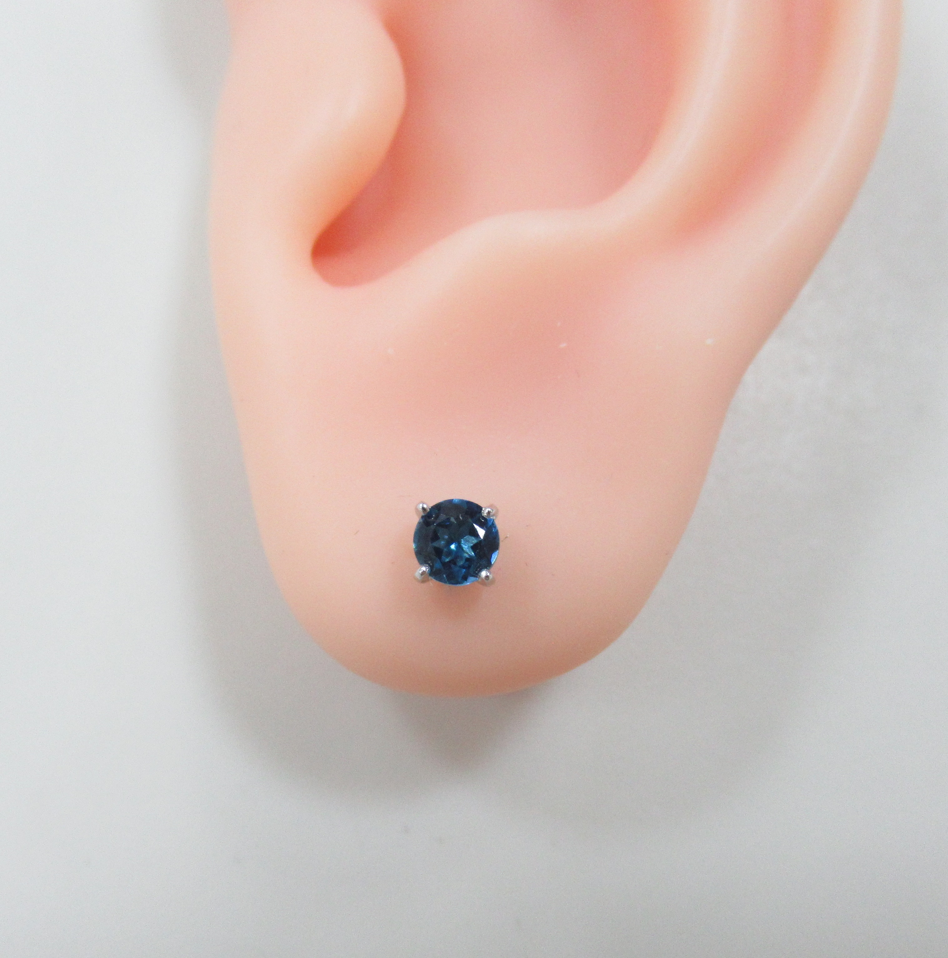 Серьги-пусеты из белого золота с топазами Лондон